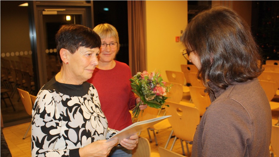 Eine Dankeschön fürs Ehrenamt erhielt Heidrun Böttcher. Vereinsberatin Astrid Hentrich übergab den Preis. Die Vorsitzende des KSSV Katrin Wolff übergab die Blumen.